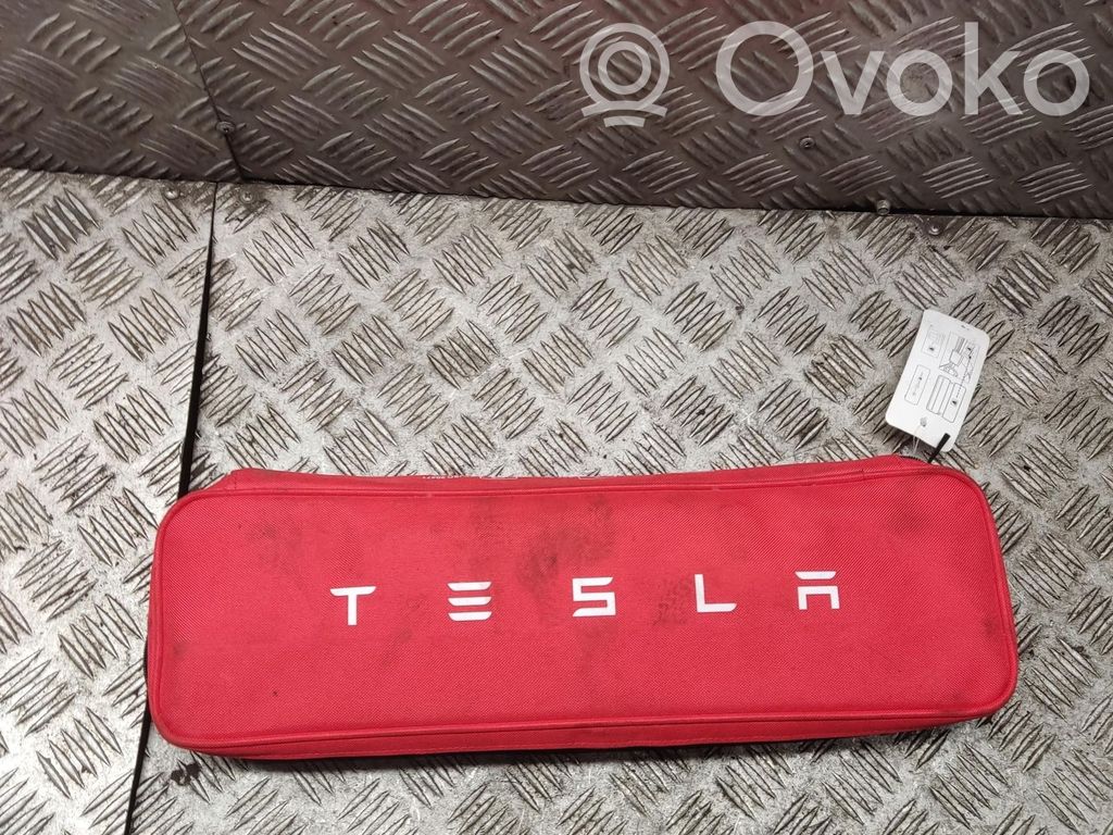 Tesla Model 3 Vaistinėlė 