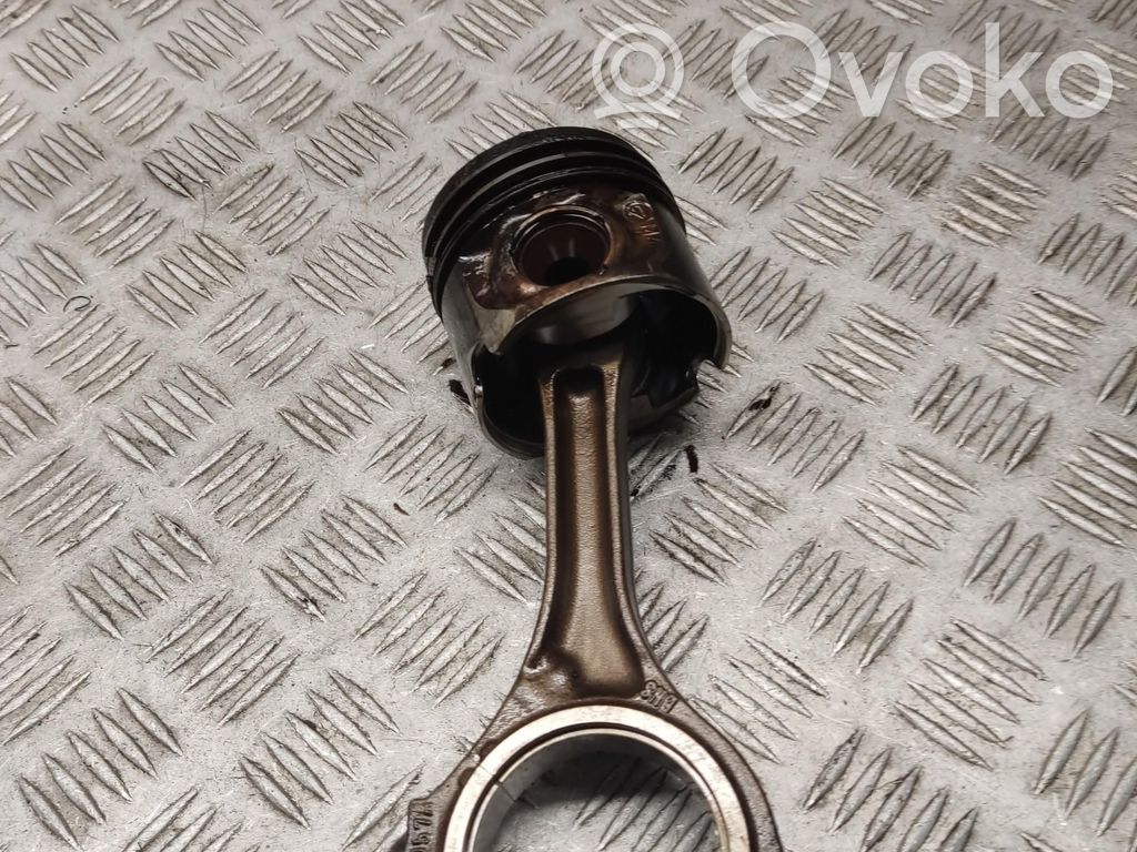 Piston avec bielle   81L90