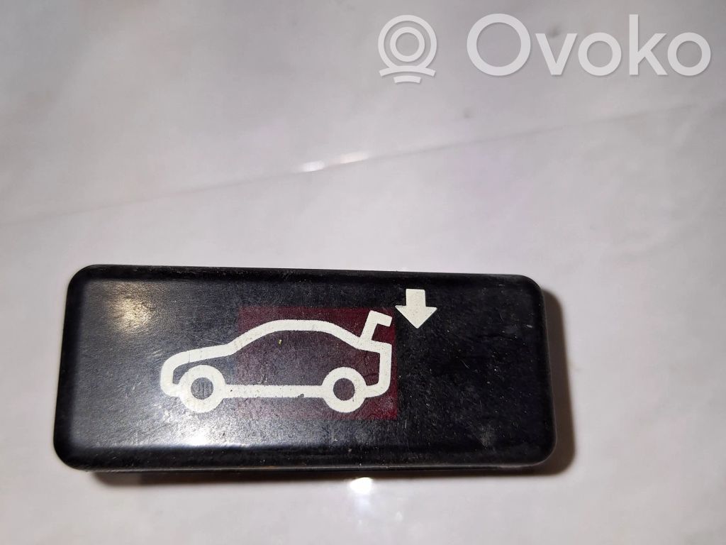 Tailgate/boot open switch button   8375580