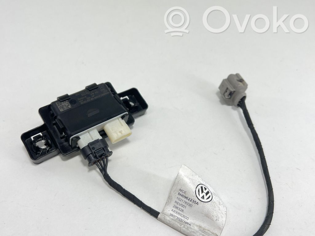 Volkswagen Golf VIII Tailgate/trunk control unit/module 