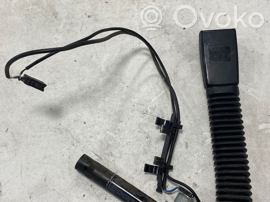 BMW 7 E65 E66 Etuistuimen turvavyön solki 