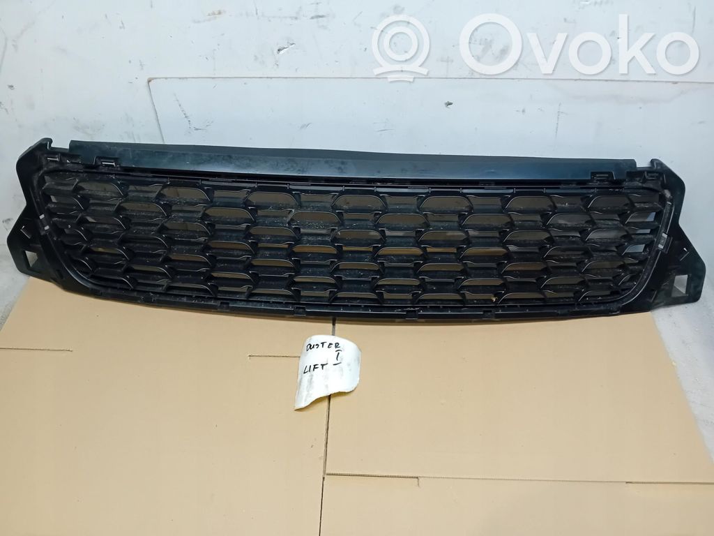 Dacia Duster Augšējais režģis 