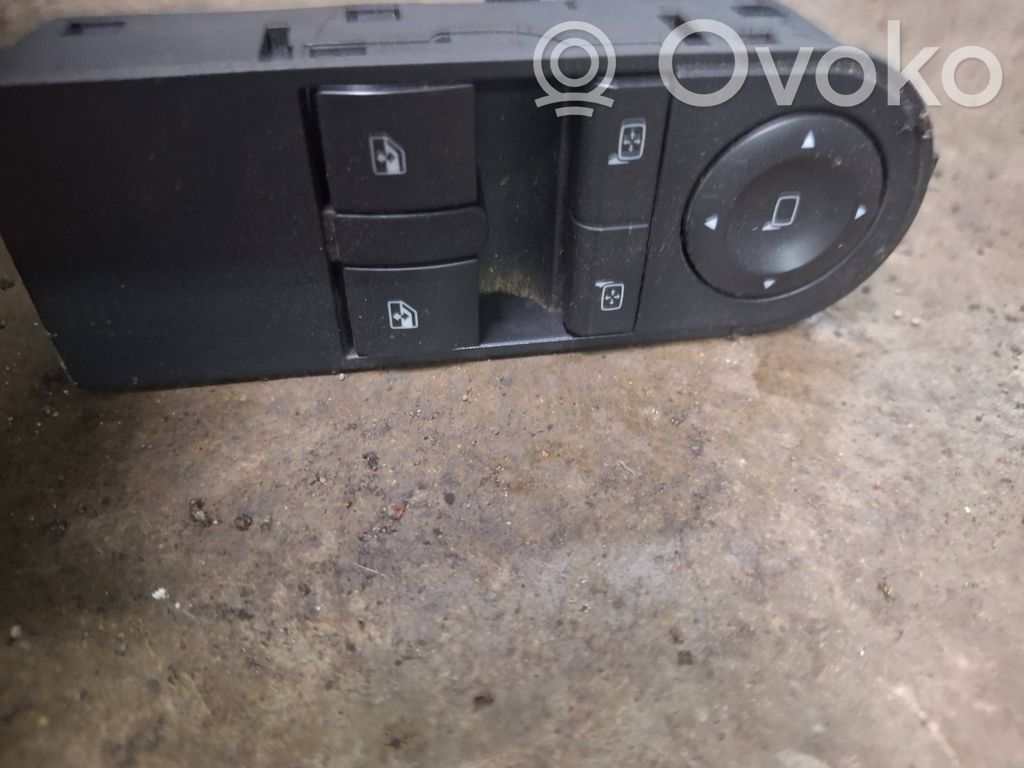 Opel Zafira B Electric window control switch 