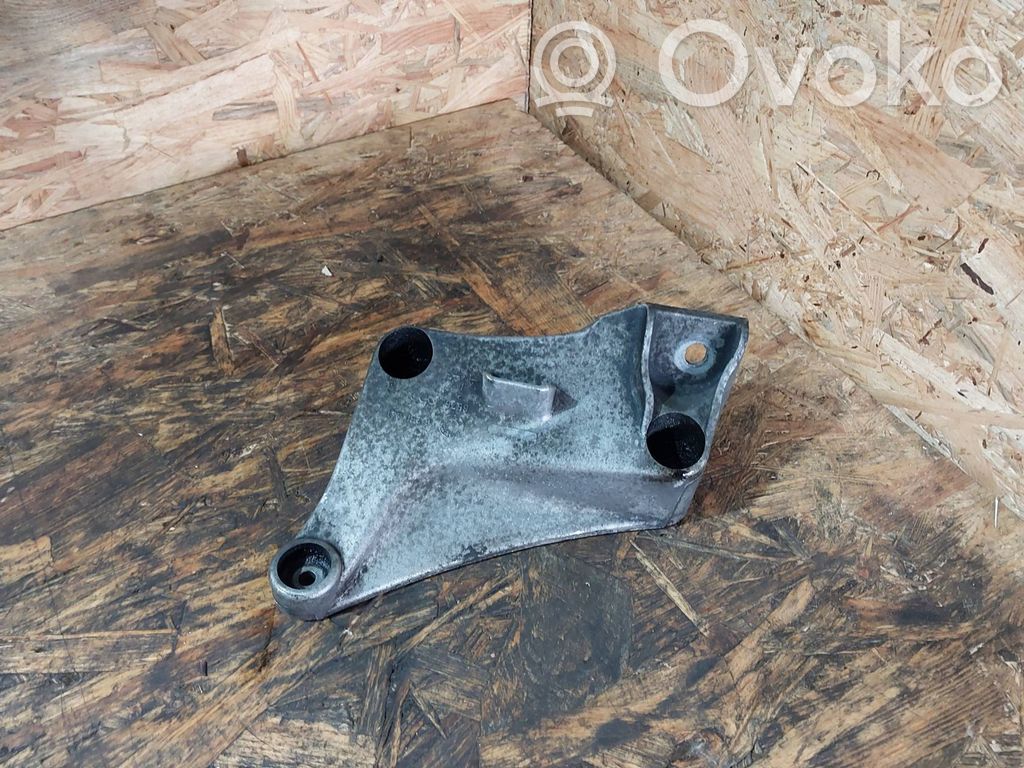 Engine mounting bracket   6750441,6576