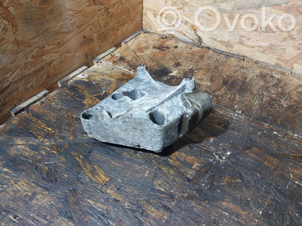 BMW 5 E39 Engine mounting bracket 