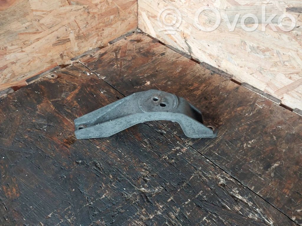 Engine mounting bracket   1096079