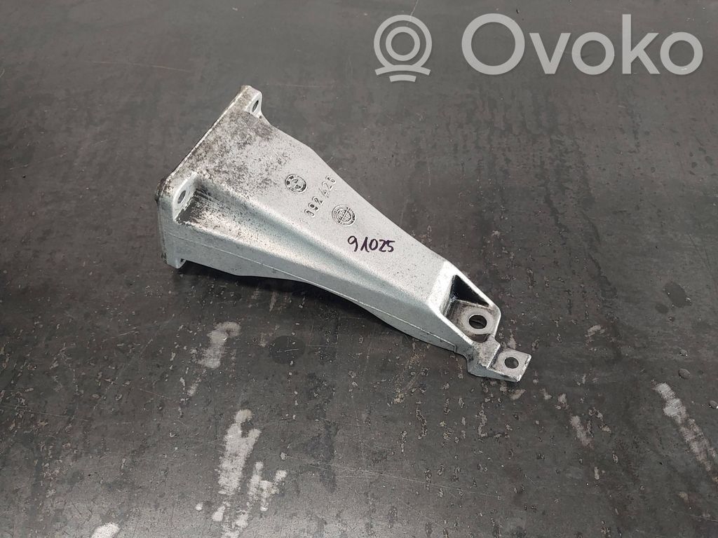 BMW 5 E39 Engine mounting bracket 
