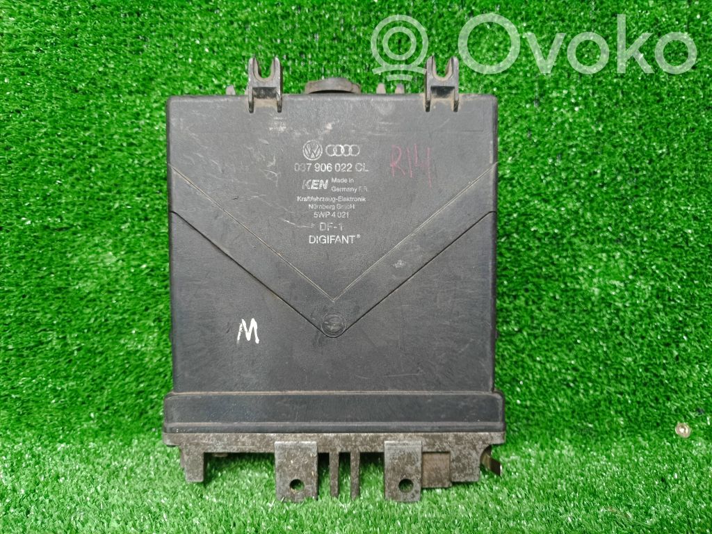 Volkswagen PASSAT B4 Engine control unit/module 