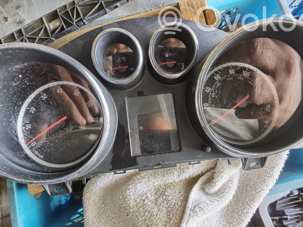 Opel Astra J Speedometer (instrument cluster) 