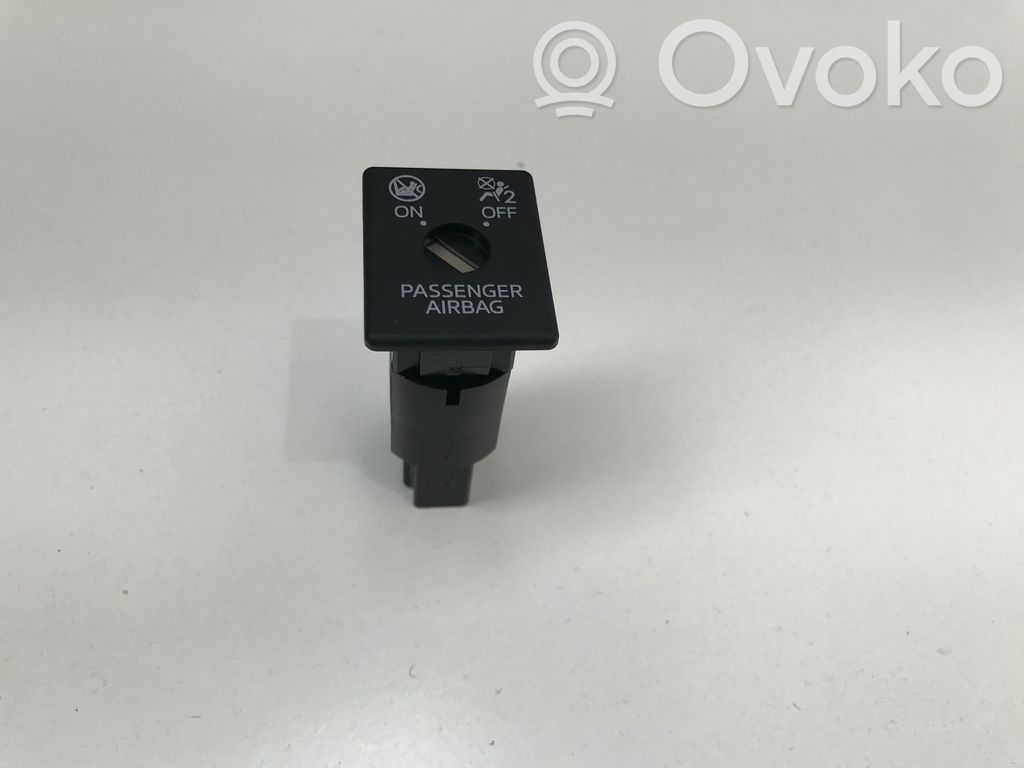 Mazda MX-30 Passenger airbag on/off switch 