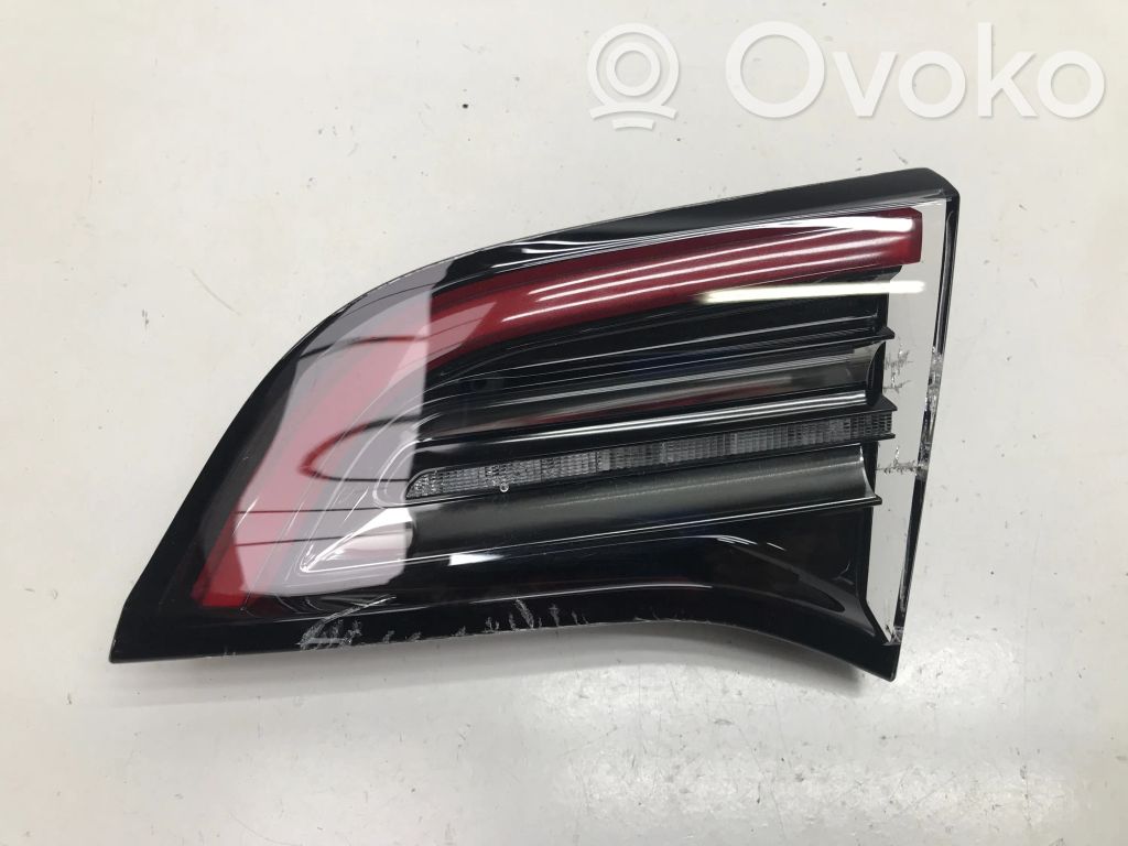 Tesla Model Y Aizmugurējais lukturis pārsegā 