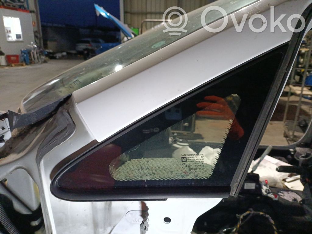 Front triangle window/glass   13434040