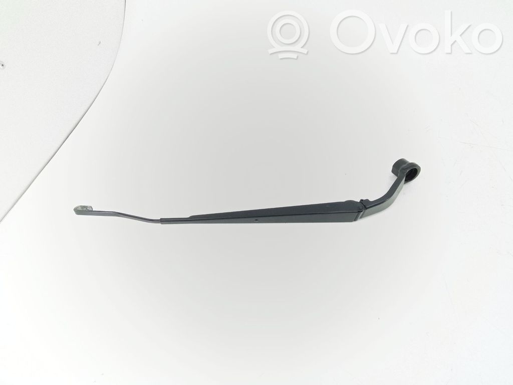 Brazo del limpiaparabrisas delantero   8250A586