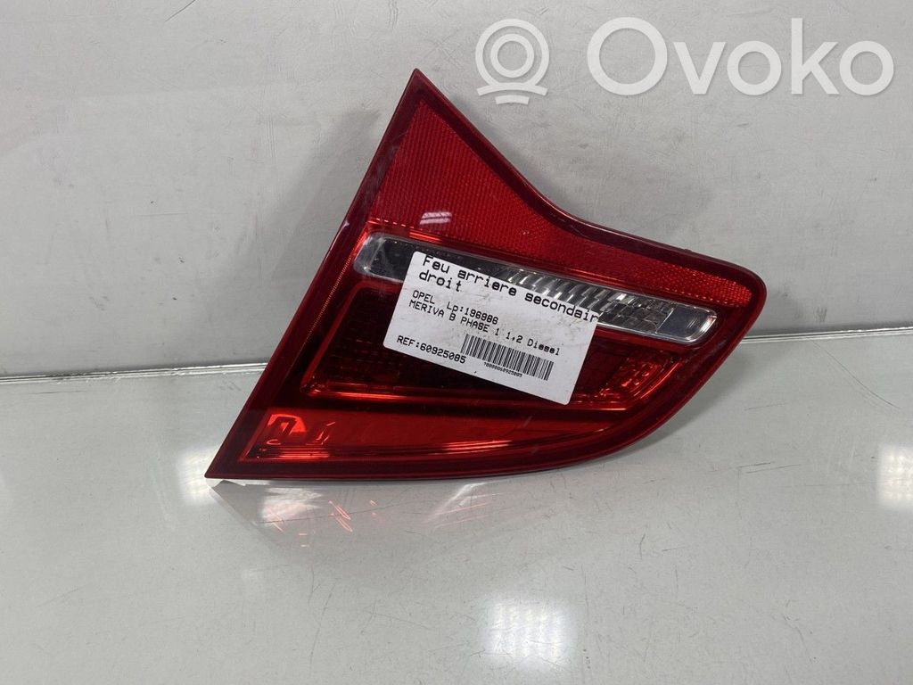 Opel Meriva B Aizmugurējais lukturis pārsegā 