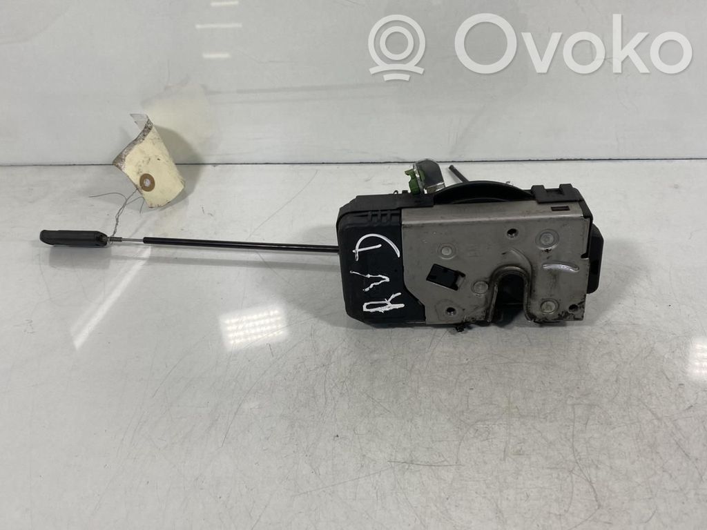Opel Corsa C Priekšpusē slēdzene 