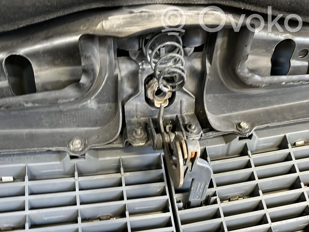 Mercedes-Benz E W210 Konepelti 