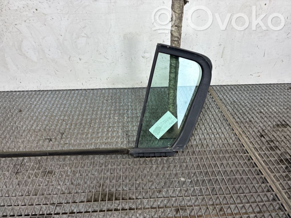 Ventanilla de ventilación de la puerta trasera   8200427644