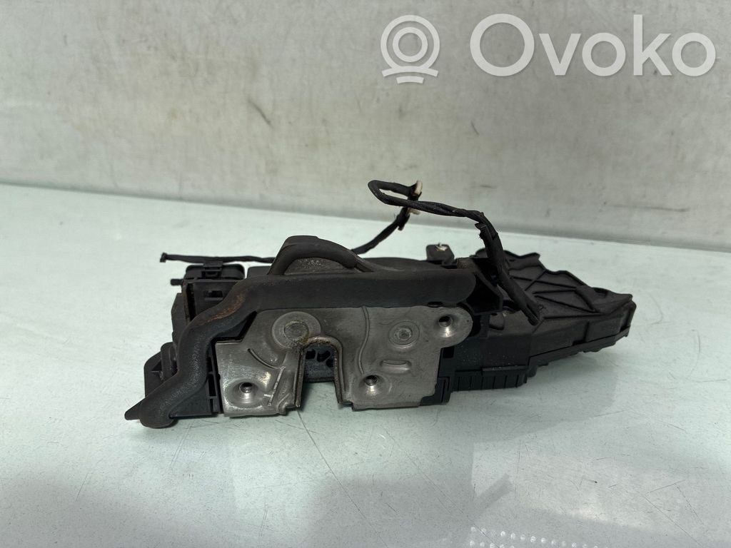 BMW X1 U11 Zamek drzwi przednich 