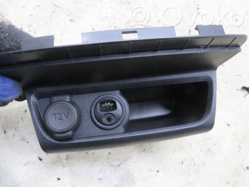 Peugeot 2008 I Enchufe de 12V (trasero) 