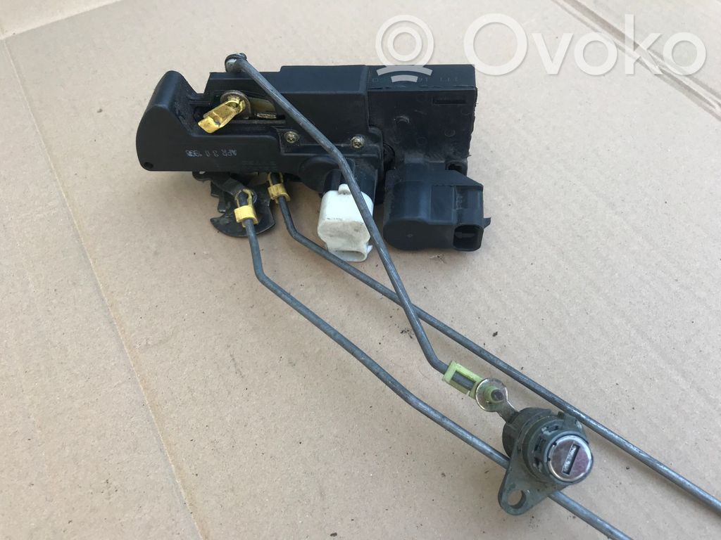 Opel Frontera B Priekšpusē slēdzene 