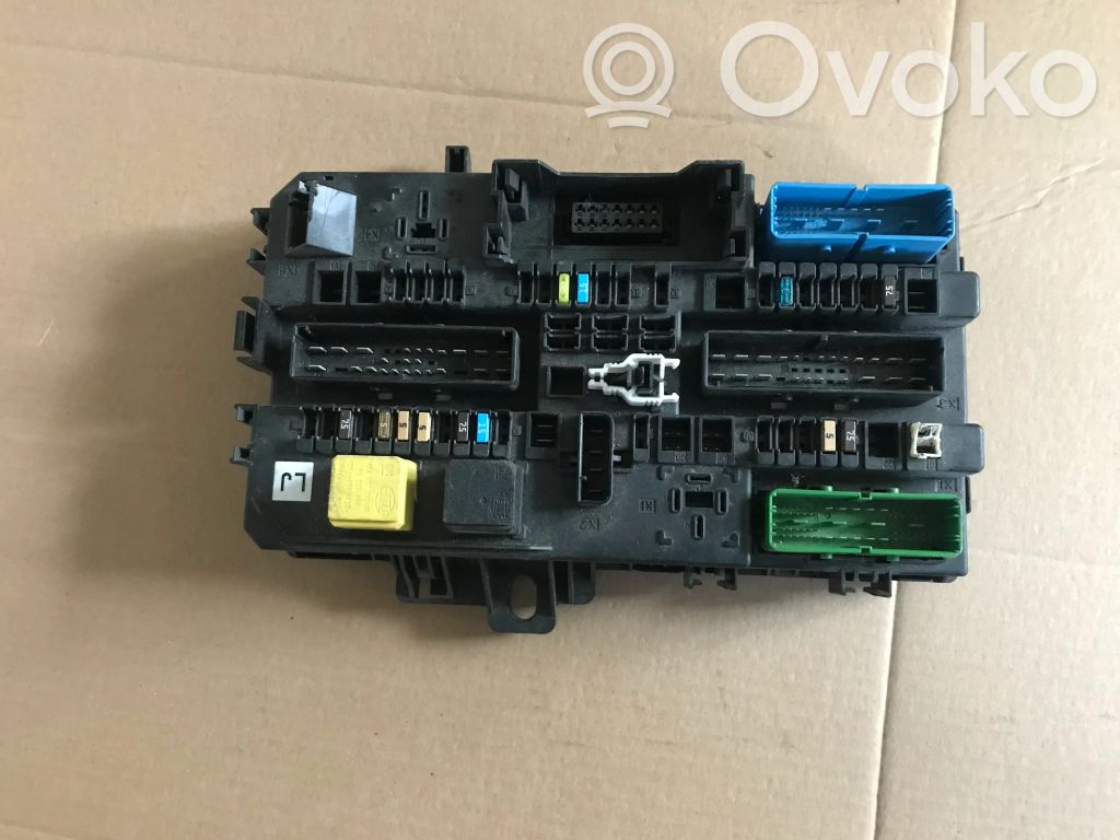 Opel Zafira B Fuse module 