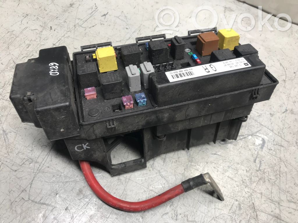 Opel Zafira B Fuse module 
