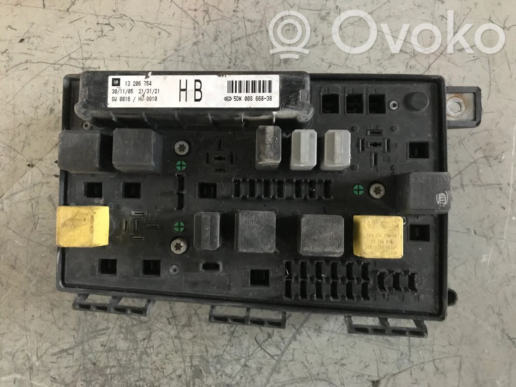 Opel Zafira B Saugiklių blokas 
