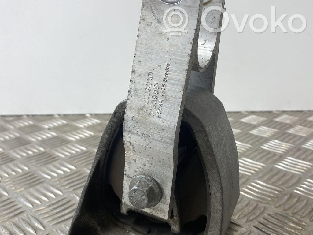 Volvo XC60 Engine mount bracket 