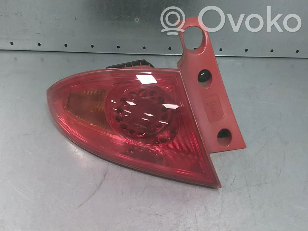 Seat Leon (1P) Aizmugurējais lukturis virsbūvē 