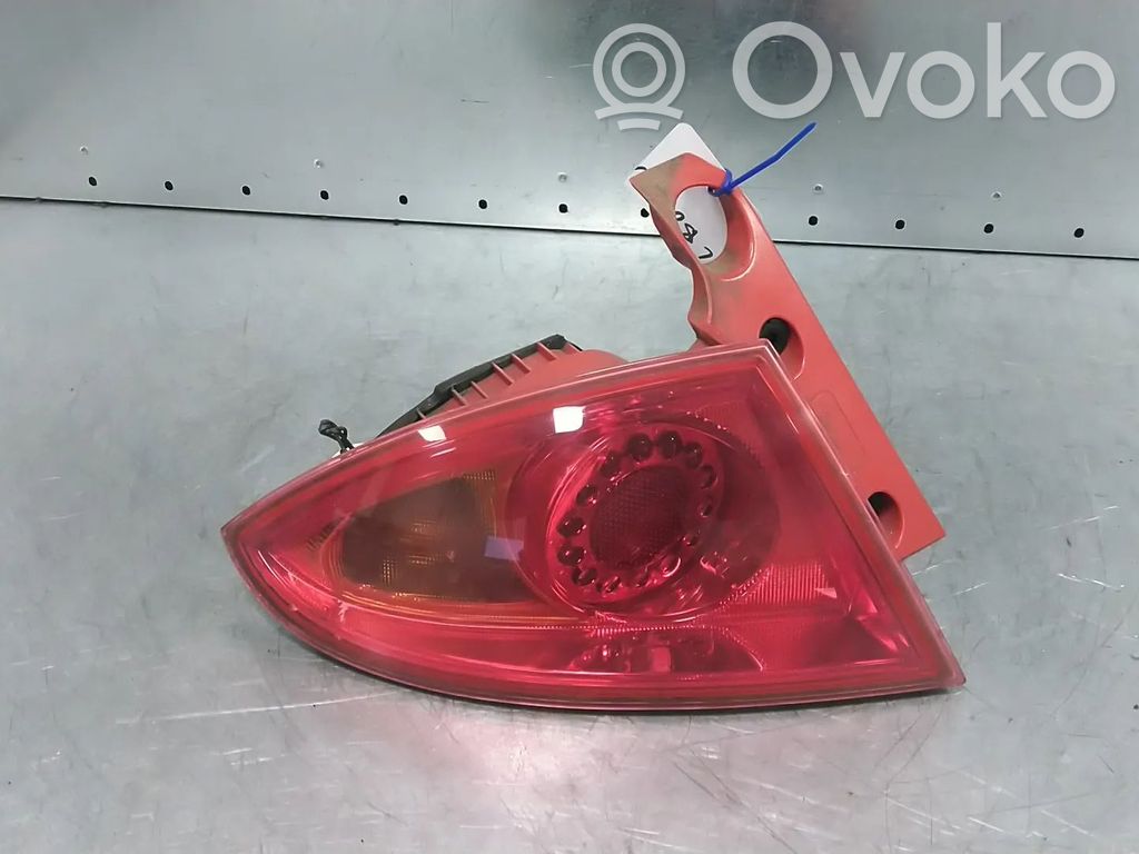 Seat Leon (1P) Aizmugurējais lukturis virsbūvē 