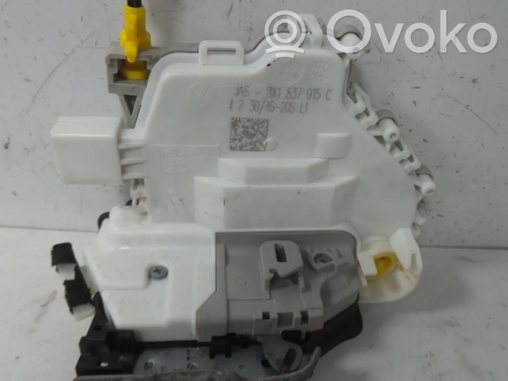 Priekšpusē slēdzene   8X1837015C