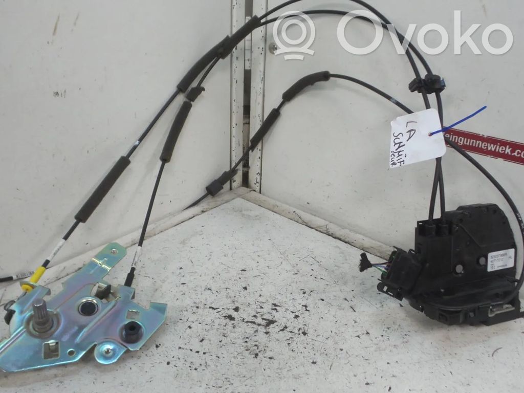 Opel Vivaro Zamek drzwi tylnych 