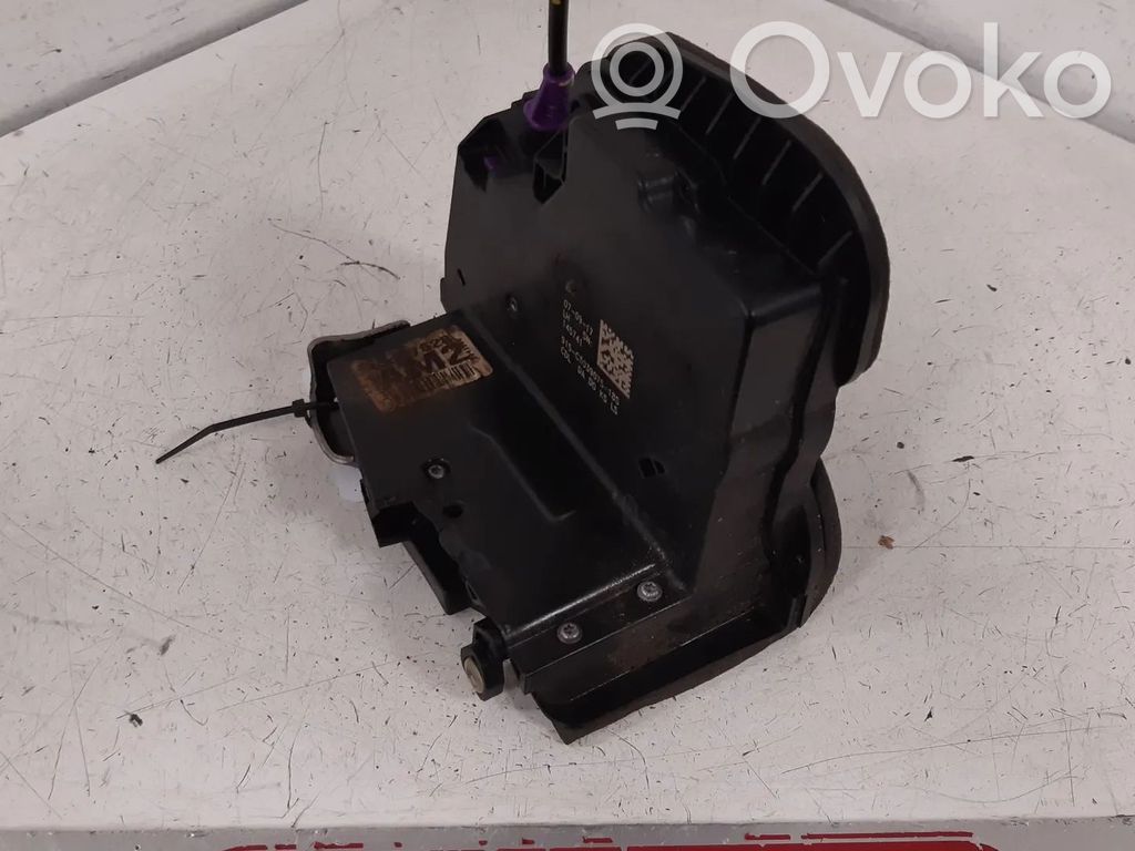 Opel Insignia B Front door lock 