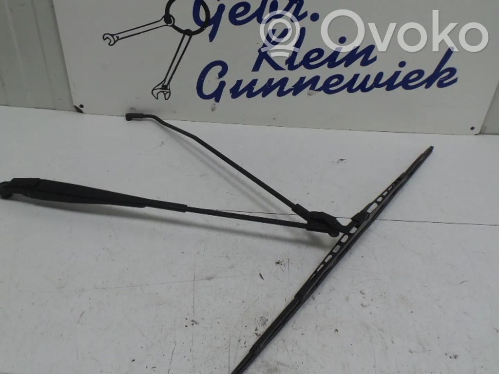 Peugeot 107 Front wiper blade arm 