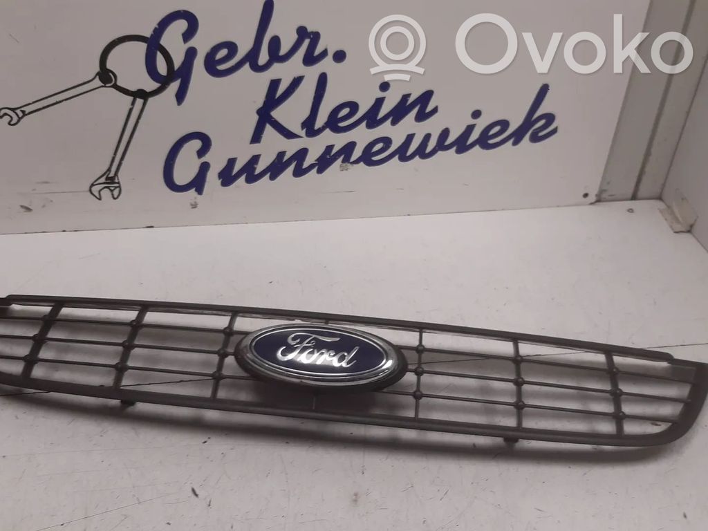 Ford Focus Etupuskurin ylempi jäähdytinsäleikkö 