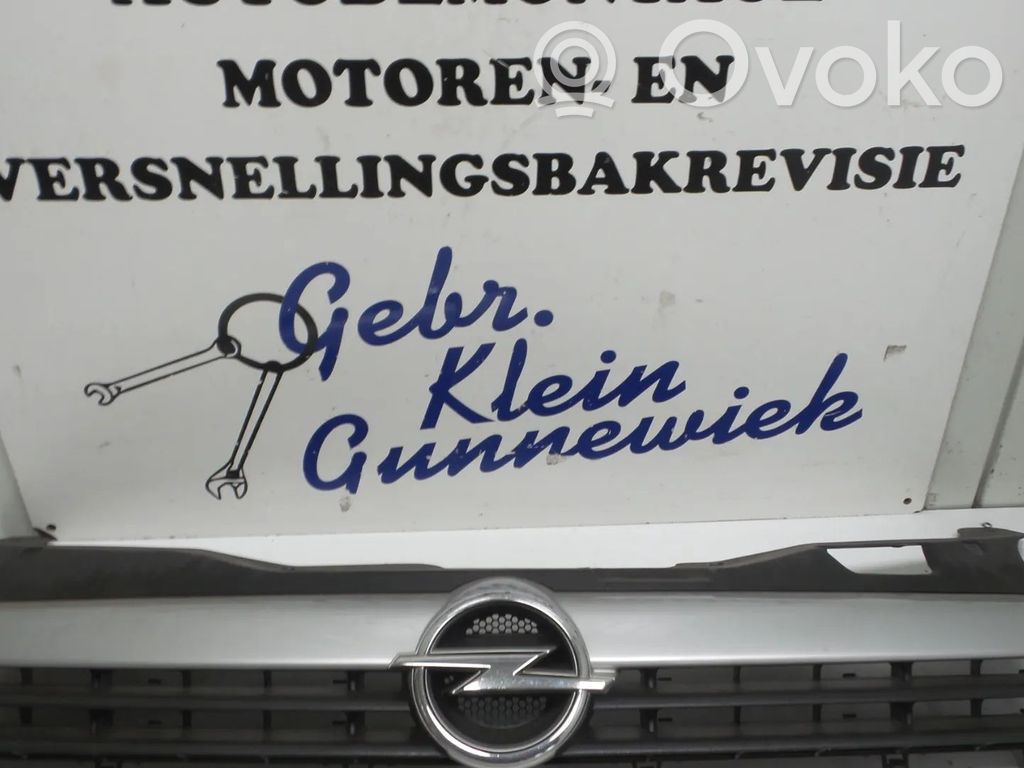 Opel Astra H Maskownica / Grill / Atrapa górna chłodnicy 