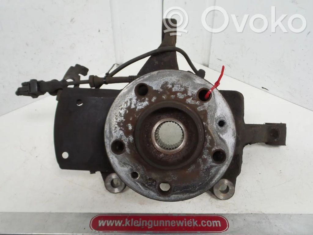 Opel Vivaro Zwrotnica koła przedniego 