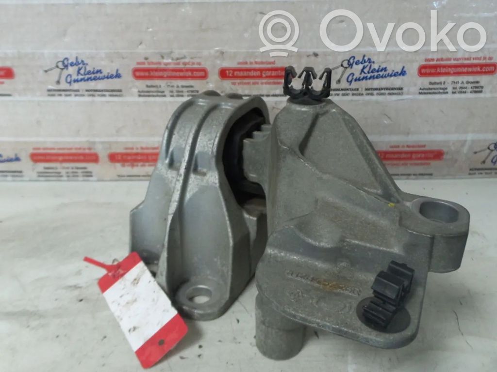 Engine mount bracket   112845226R