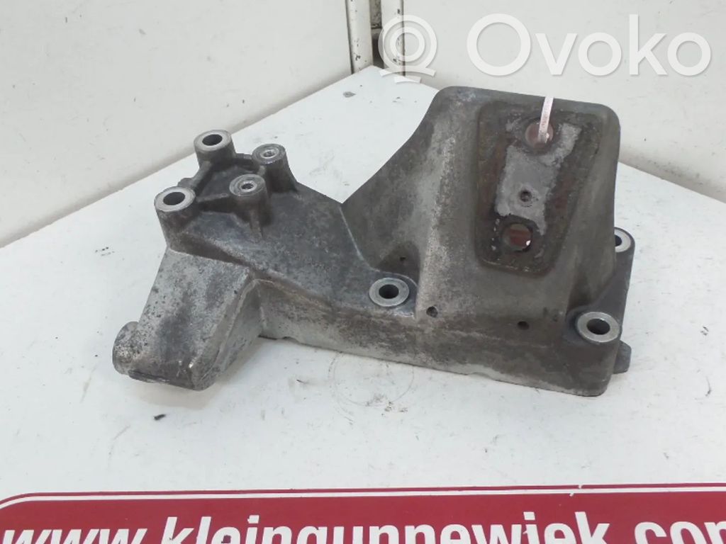 Iveco Daily 35.8 - 9 Soporte de montaje del motor 