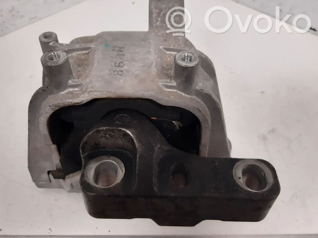 Volkswagen Tiguan Engine mount bracket 