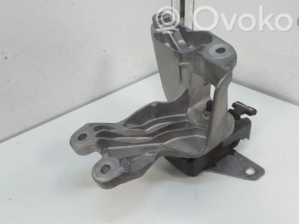 Volkswagen Amarok Engine mount bracket 