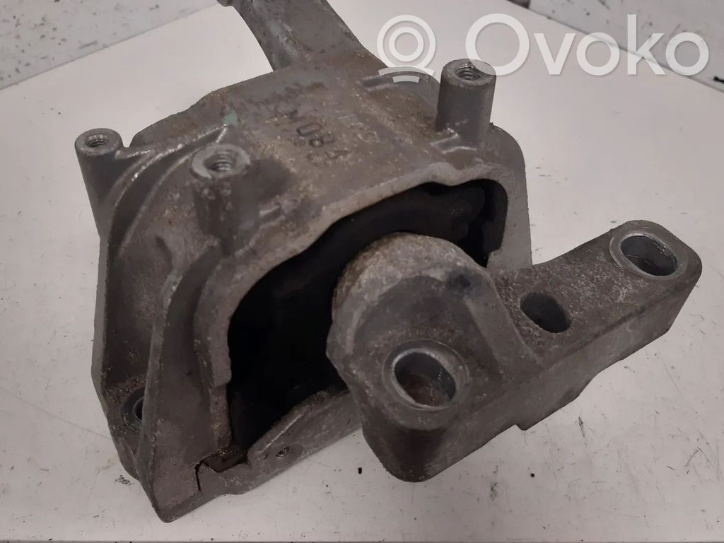 Volkswagen Tiguan Engine mount bracket 