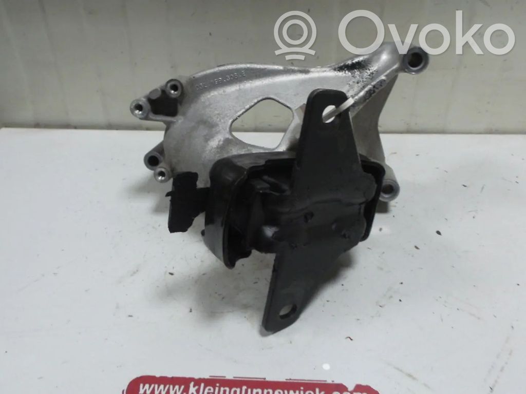 Volkswagen Amarok Engine mount bracket 