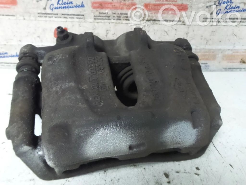 Opel Vivaro Zacisk hamulcowy przedni 