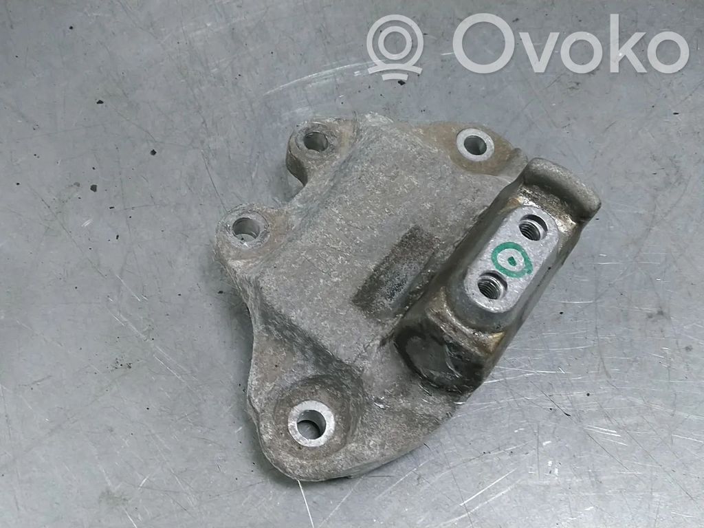 Opel Vivaro Vaihdelaatikon kiinnitys 