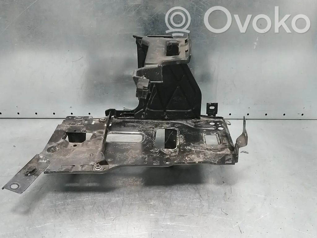 Opel Vivaro Akkulaatikon alusta 