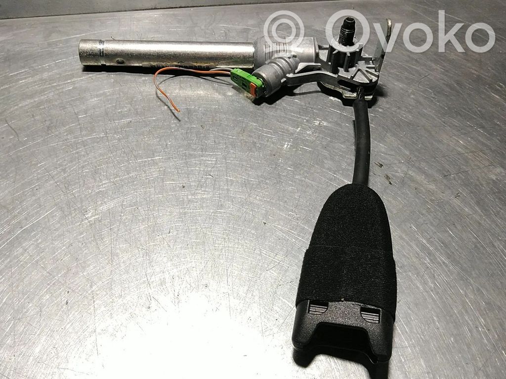 Opel Corsa D Klamra przedniego pasa bezpieczeństwa 