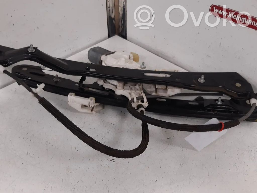 BMW 1 E81 E87 Front door window regulator motor 