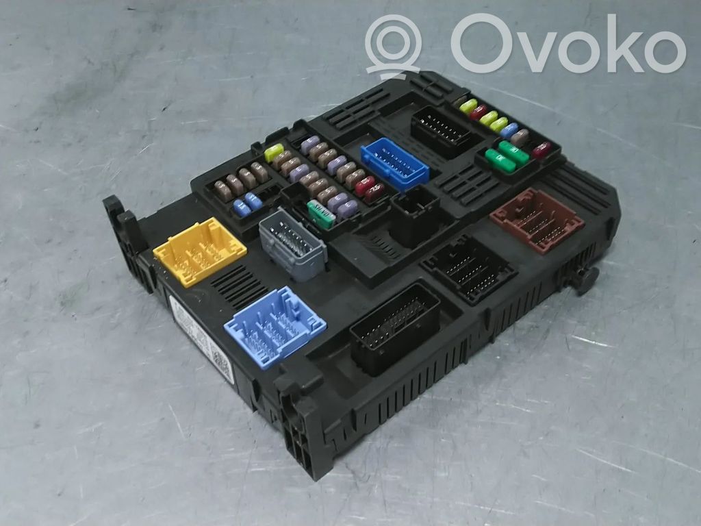 Opel Vivaro Fuse module 