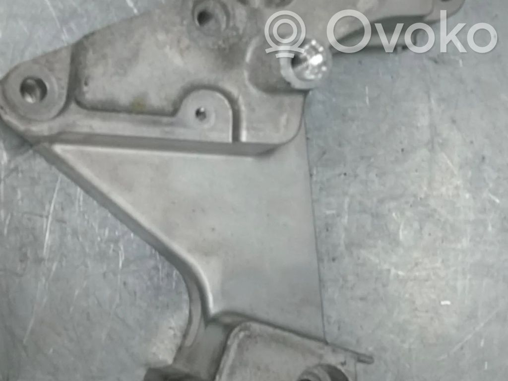 Volkswagen Jetta VI Engine mount bracket 